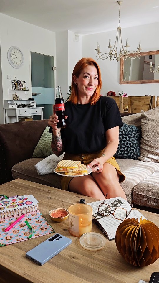 Instagram post by @sabrinasterntal for Coca-cola. Caption reads: #AD // Me-Time daheim mit einer leckeren Mahlzeit....