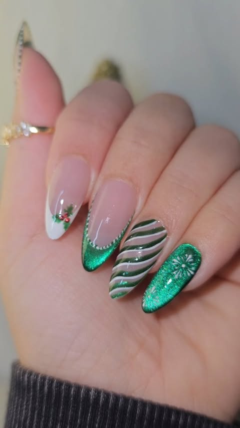 Instagram post by @_dreamynails1_ for OOTDY. Caption reads: Santa approved ✔️🎁🎄🎅.

Rings 💍 from....