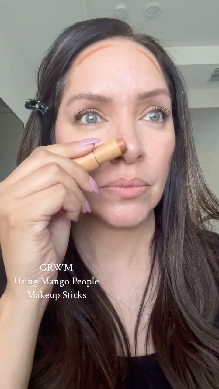 Instagram post by @the.pretty_things_ for Mango People Media. Caption reads: Ready for the day with the @mangopeoplecosmetics....