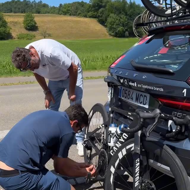 Instagram post by @movistar_team for Volvo Cars. Caption reads: Cosas que no soléis ver… El TRABAJAZO de nuestros....