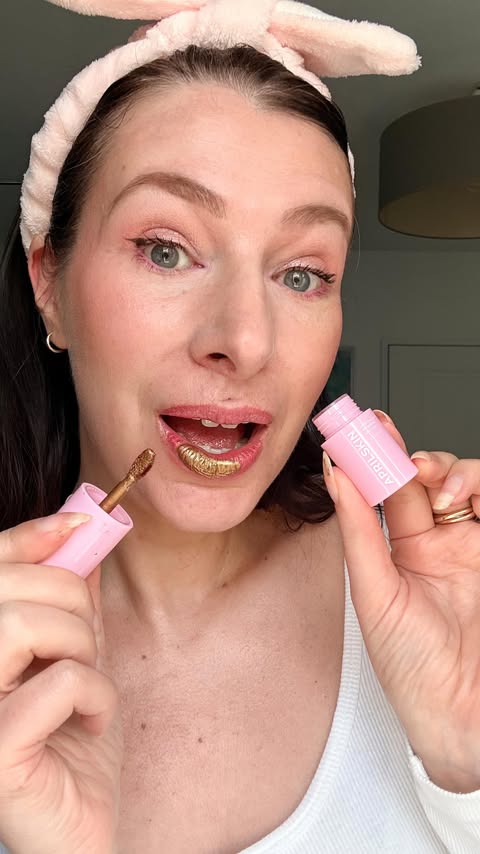 Instagram post by @unecitadinedansunbledpaume for APRILSKIN. Caption reads: [...] with hero allday plumping lip stain....