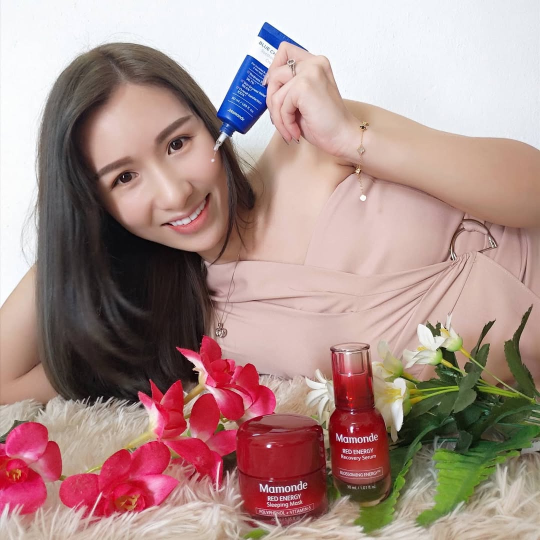 Instagram post by @yumikichang for Mamonde. Caption reads: Mamonde是一个以鲜花激发女性美的品牌。我很喜欢它的精华有淡淡的芬香，涂上脸之后非常清爽一点....