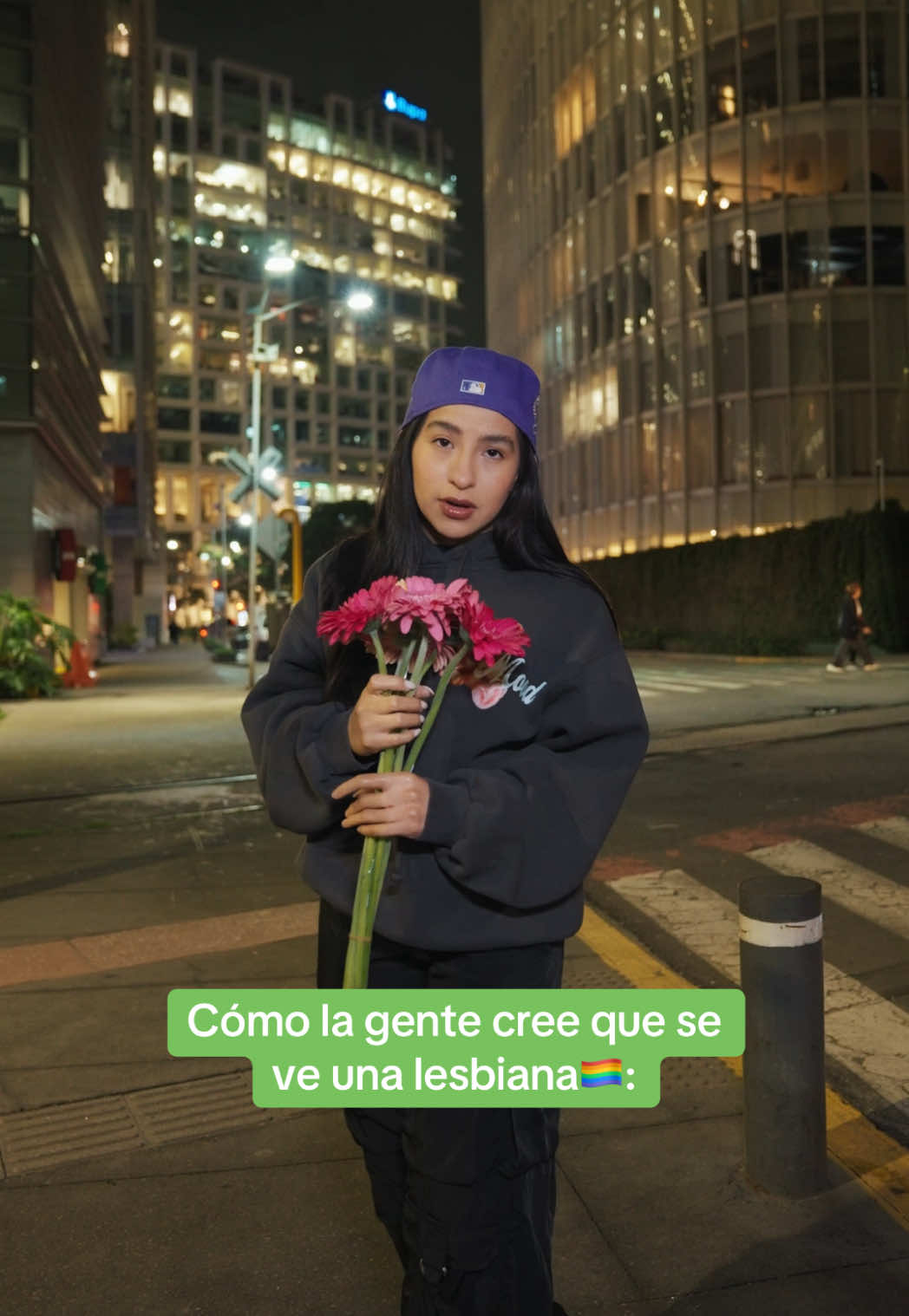 TikTok post by @scarcuchi_ for Dove. Caption reads: Cómo la gente cree que se ve una lesbiana vs como....