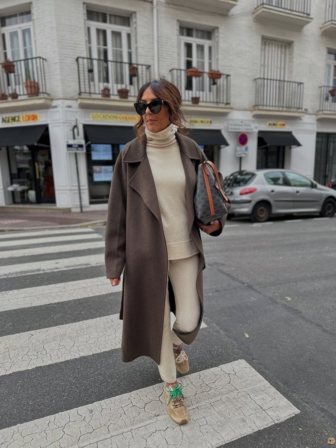 Instagram post by @r_o_x_a_n_e for Soeur. Caption reads: Cosy 🤍

Manteau @soeur_paris #soeurparis 
Maille....