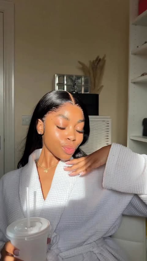 Instagram post by @lisaahmapsie for Weleda. Caption reads: Morning skincare routine✨ 

In winter hydration is....