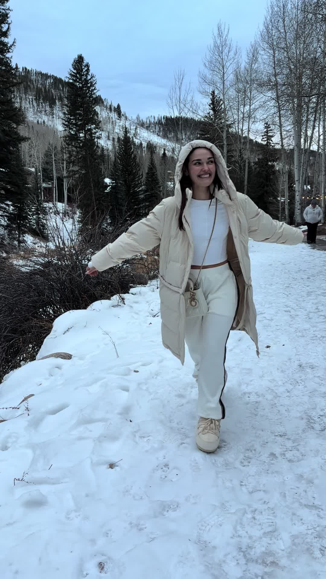 TikTok post by @fefioliveira for Glowmode. Caption reads: [...] nieve ❄️☃️🏂🎿 Find the GlowNewYear page on....