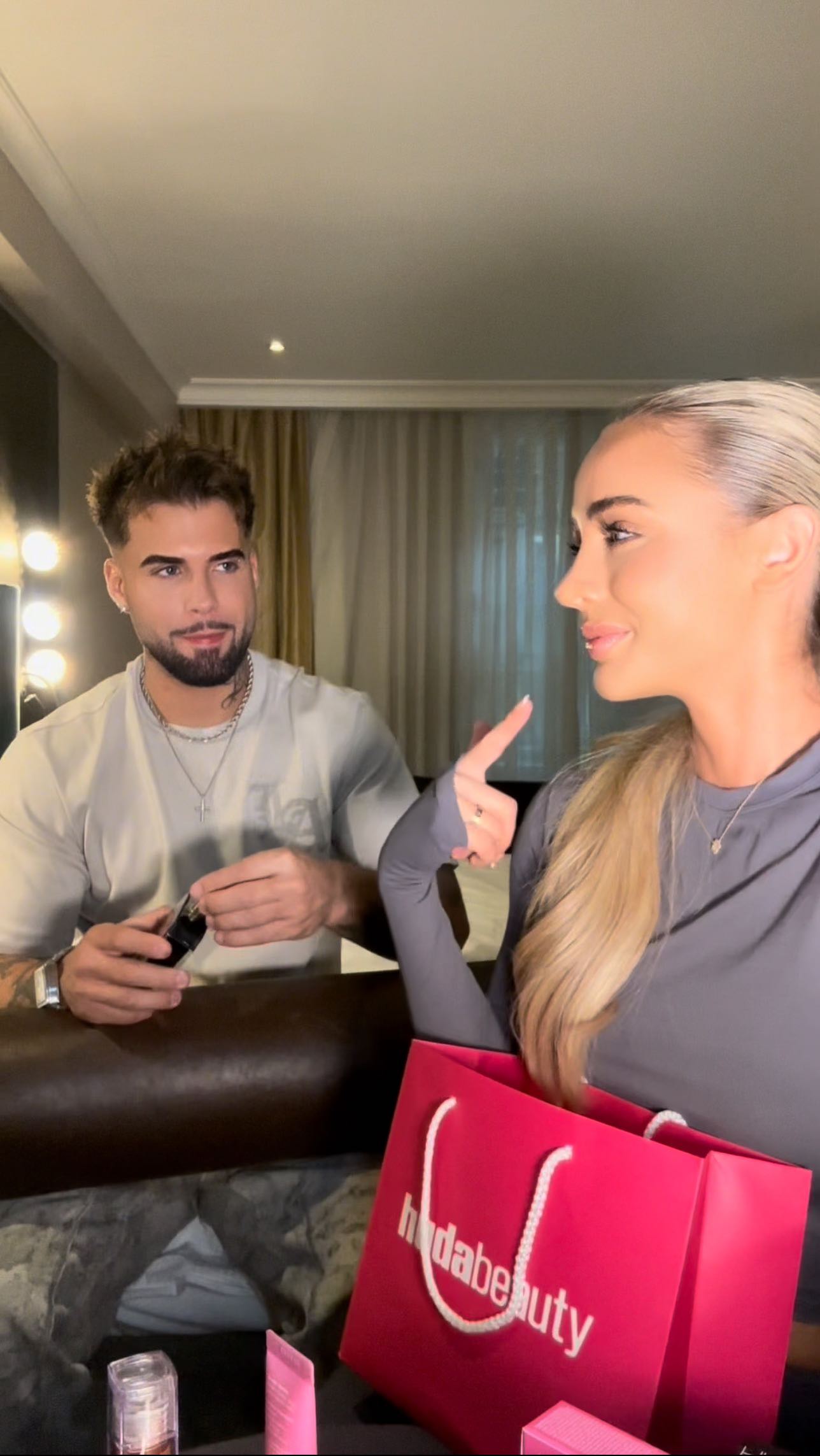 Instagram post by @abimooresxox for Skinny Tan. Caption reads: Unbox my goodie bag from @tracepublicity 🥰🛍️
So....