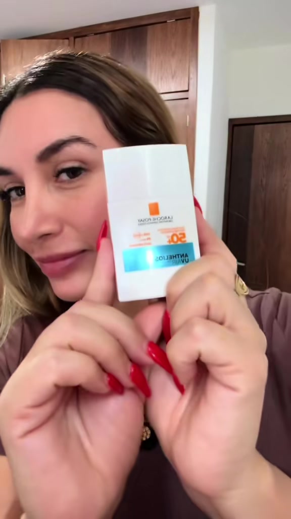 TikTok post by @karolina.oca for ForMe Tips. Caption reads: Tan ligero que no se siente 🌸@La Roche-Posay....