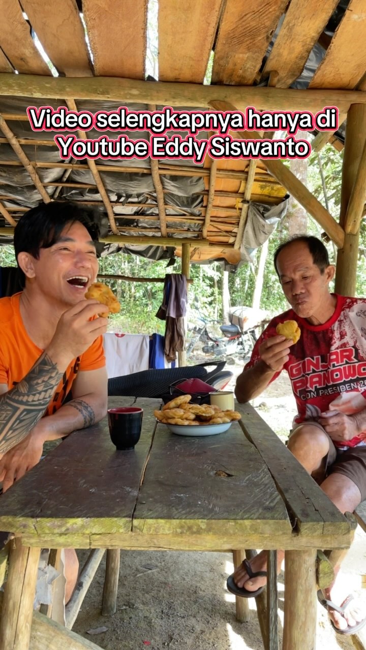 Instagram post by @eddysiswanto.official for idealifeonline. Caption reads: Membuat pisang goreng di tengah hutan, waktu taruh....