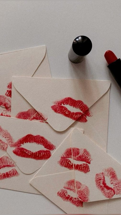 Instagram post by @constanzeaurelia for Gianna Bellucci. Caption reads: l‘amour 🥀 @gianna_bellucci |*ad.