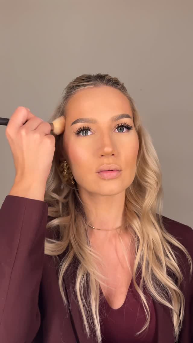 Instagram post by @antonela_gal for RCMA Makeup. Caption reads: Sunt curioasa cine mai are tenul mixt/gras?? Ati....