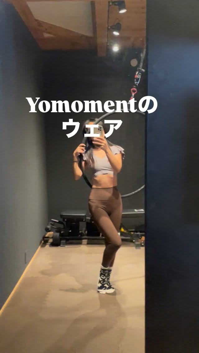 Instagram post by @y.m.on for Yomoment. Caption reads: . 起きて、お出かけ前の少しの時間にhoopやるのも @yomoment_official....