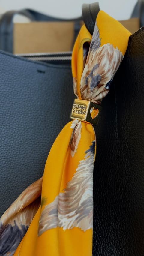 Instagram post by @mariinoguera for BIMBA Y LOLA. Caption reads: No os preocupéis más 🌝🎁

.
.

#goals #bimbaylola....