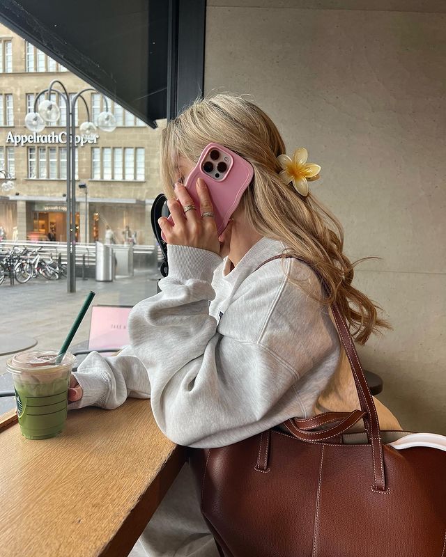 Instagram post by @fashiontwinstinct for Holdit. Caption reads: Wavy 〰️🌸🌻 cutest wavy cases by @holditbrand /ad.
