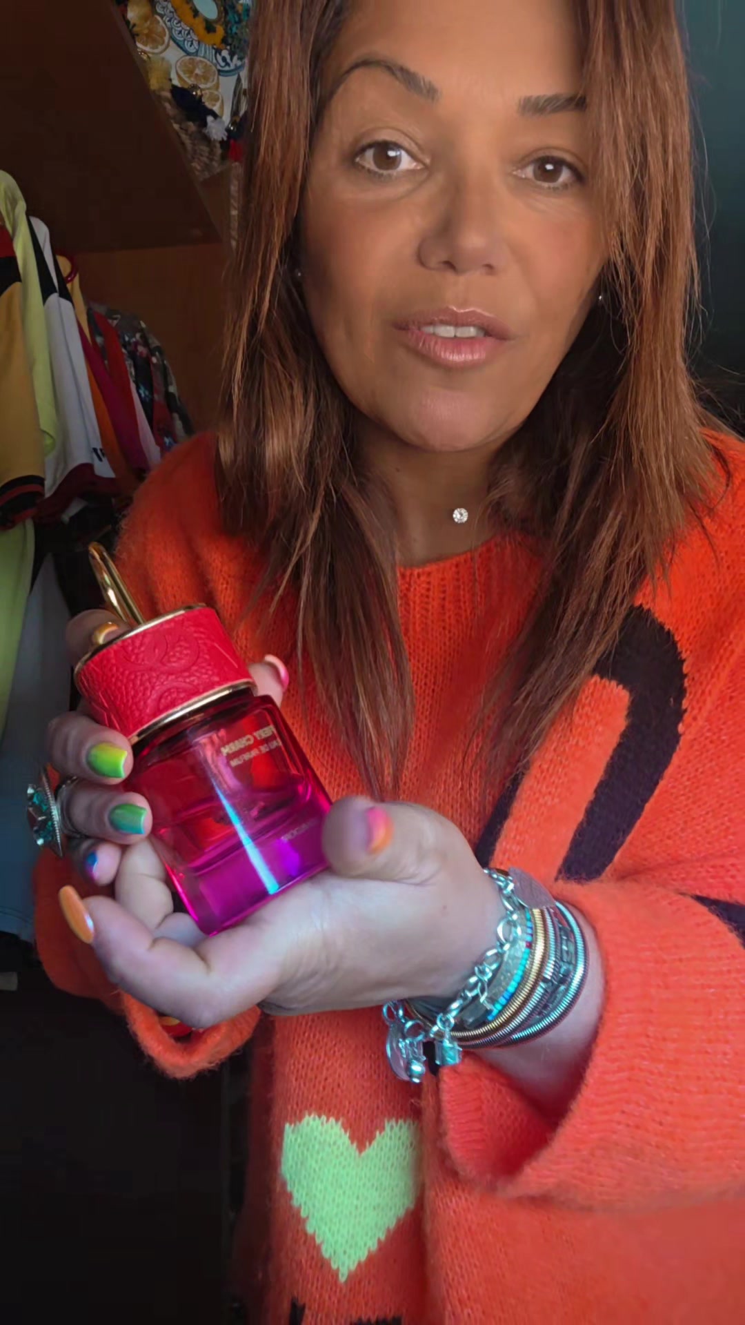 TikTok post by @cucarachitalove for LONKOOM.ES. Caption reads: GRWM para ir a comprar🧡 @LONKOOM.ES....