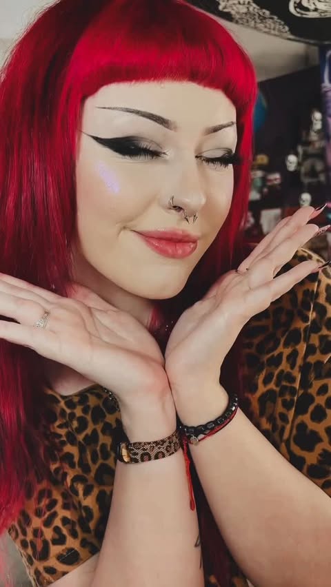 Instagram post by @abzynthh_ for Custom Plugs. Caption reads: Big love to @ukcustomplugs for gifting me these....