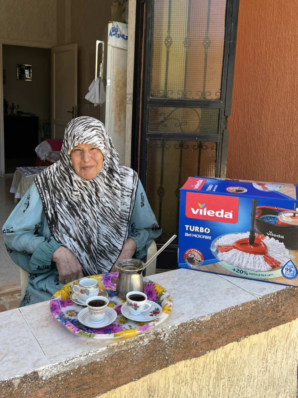 TikTok post by @malikamakg for Vileda. Caption reads: Cleaning can be done without dirty hands and back....