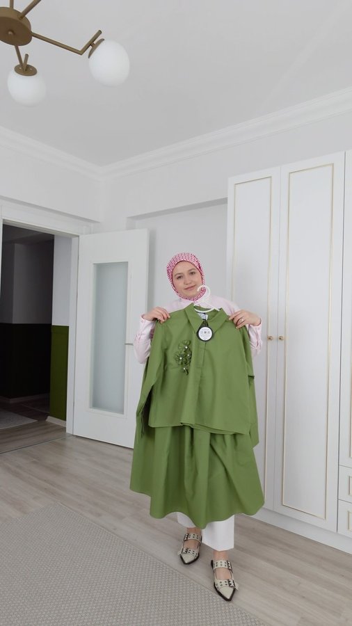 Instagram post by @busenuryarkar for OZSARICAM. Caption reads: Sizce 1 mi, 2 mi? 🫠💚🩷

@ozzsaricam #reklam....