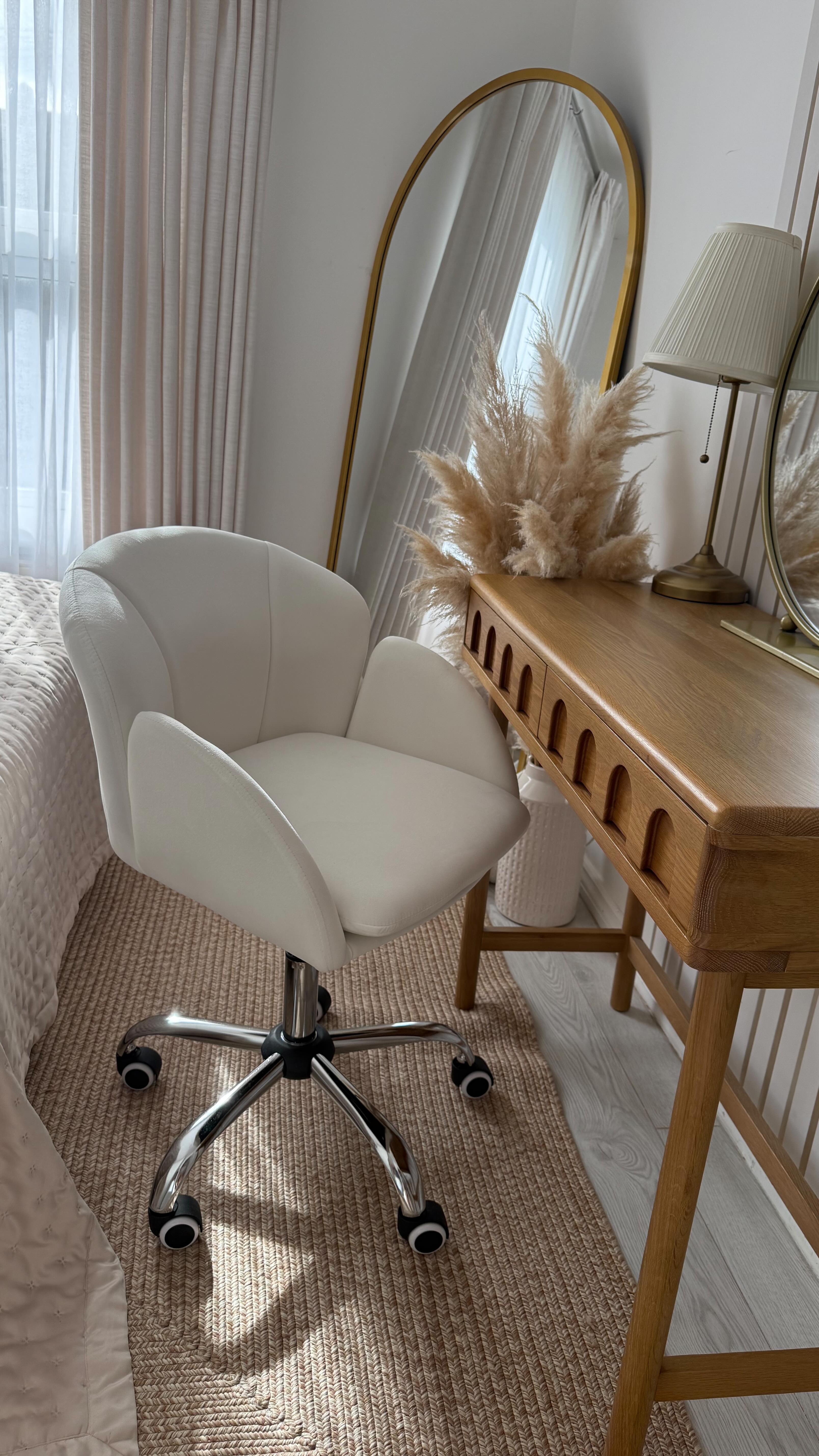 Instagram post by @cosylife_with_ada for Yaheetech. Caption reads: Soft, snowy and so comfy 🤍 💭✨

My new Yaheetech....