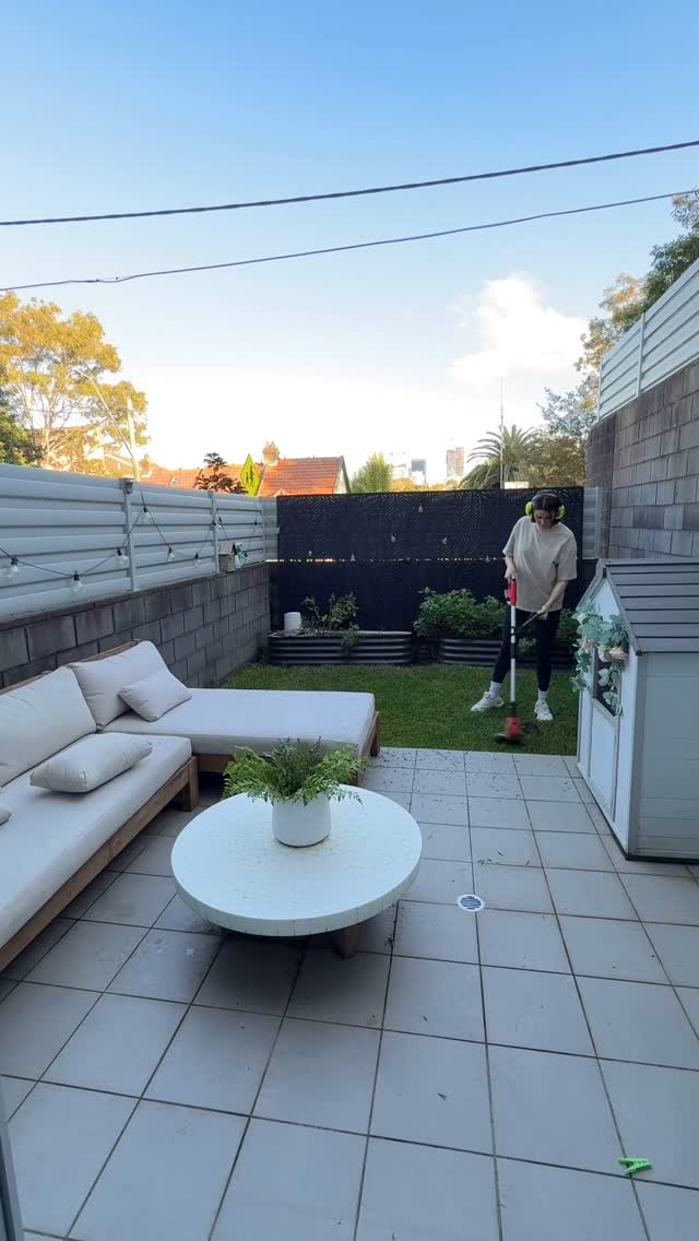 Instagram post by @lady.lolas for Vileda. Caption reads: OK, this courtyard was in need of some serious....