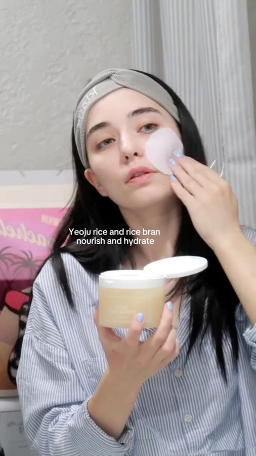 Instagram post by @valeriaveng for ByWishtrend. Caption reads: GURWM~night skincare routine😶‍🌫️☆use....