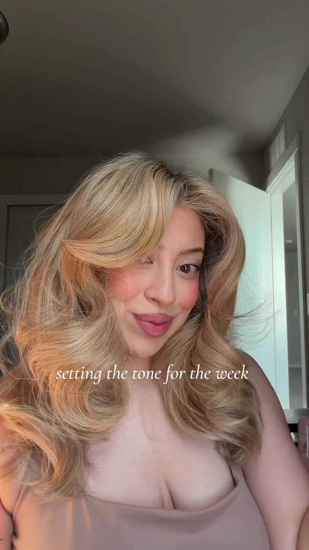 TikTok post by @noemys_glam for Overnight Blowout. Caption reads: [...] rest of the week will be amazing ✨....