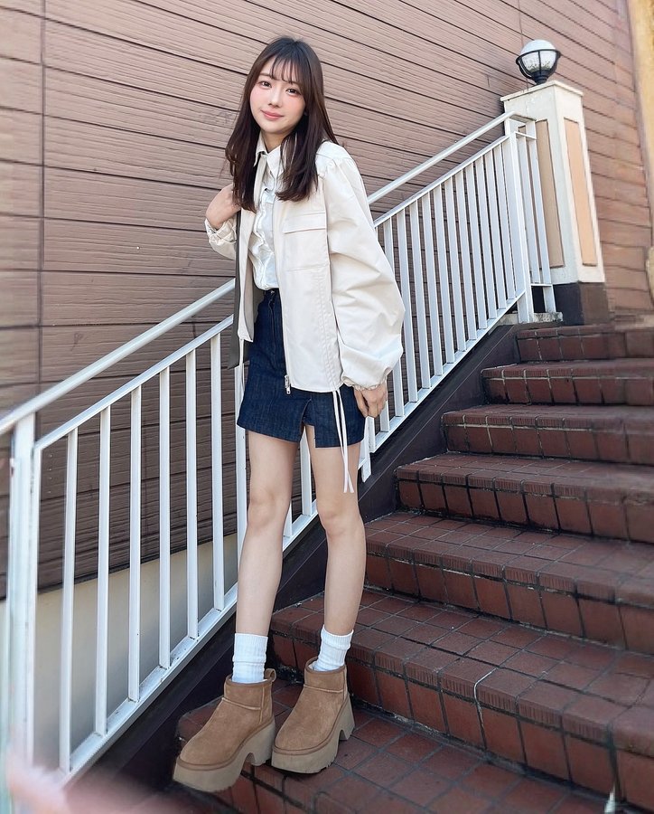 Instagram post by @sakuraara_9 for Moment. Caption reads: moment＋のアウター可愛すぎる〜！♡ [...].