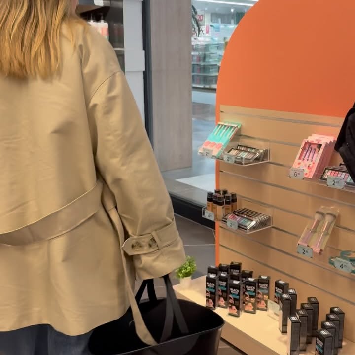 Instagram post by @rebecarballo_ for Primaprix. Caption reads: Primaprix Beauty llega a Santiago! 🛍️ Ubicado en....