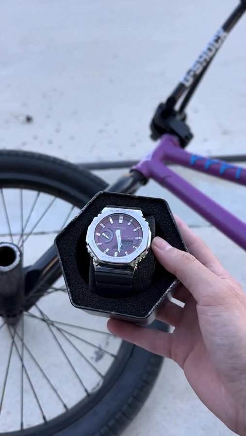 Instagram post by @oriolinglada for G-SHOCK. Caption reads: Por qué crees que se ha vuelto mi @gshock_es....