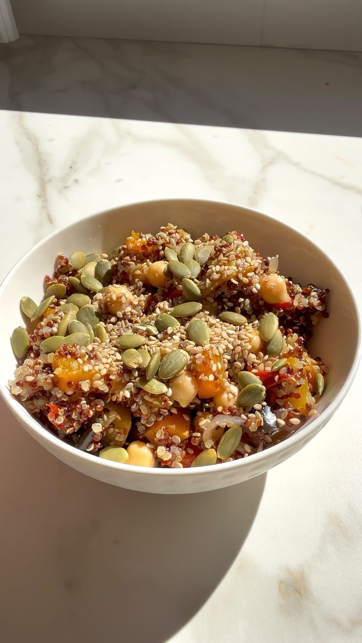 Instagram post by @sofirodriguezuy for Knorr. Caption reads: Ensalada tibia de quinoa con verduras al horno y....