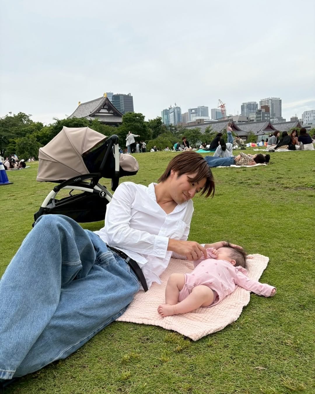 Instagram post by @fuji_evj for Stokke. Caption reads: 最近はフジ子ちゃんとよく散歩しとります
@stokkeyoyo....