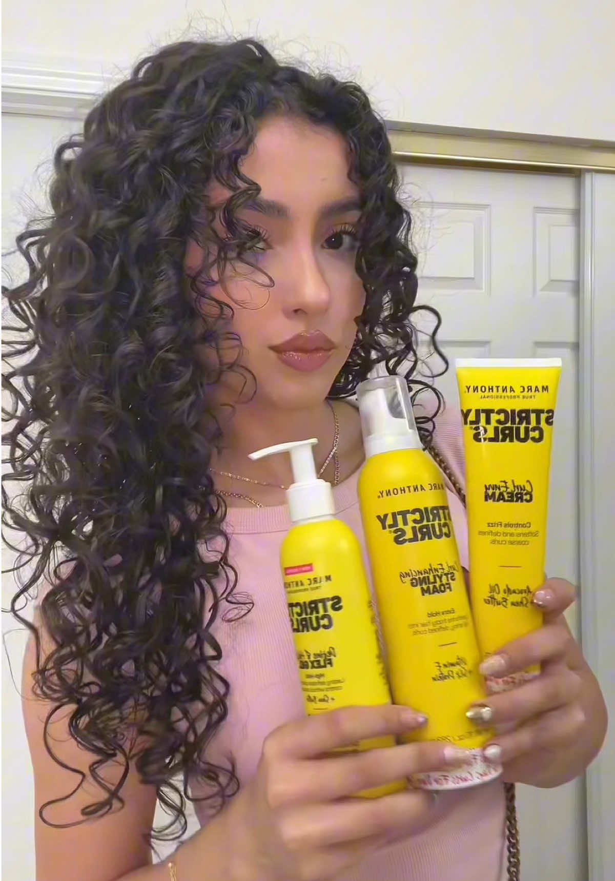 TikTok post by @miriamx.c for Marc Anthony Türkiye. Caption reads: No middle-part crunch, just my go-to curl routine....