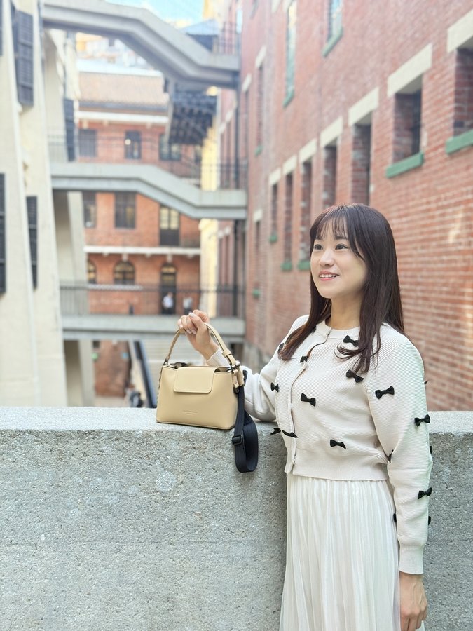 Instagram post by @cowing_foodie for Gaston Luga. Caption reads: 🌾 Gaston Luga 斜挎包 秋季就是適合大地系配搭

🍂 [...].