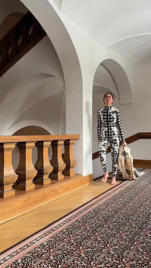 Instagram post by @vicmontanari for FARM Rio. Caption reads: Day 5 of ski I should already be a pro but have....