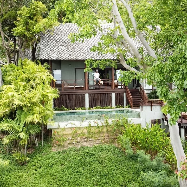 Instagram post by @travelingwithstyle_ for Small Luxury Hotels. Caption reads: The colors of nature #1 @kamalayakohsamui #view....