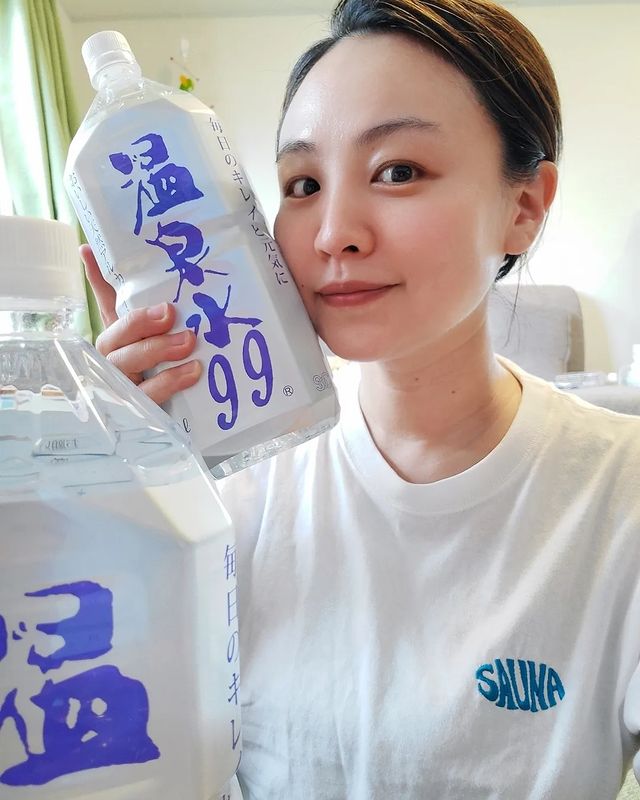 Instagram post by @yuikashiyama for 温泉水99 ミネラルウォーター. Caption reads: 99の意味知ってました？🤍

サウナーにとって
温泉ソムリエにとって
そして産後のママとしても
水....