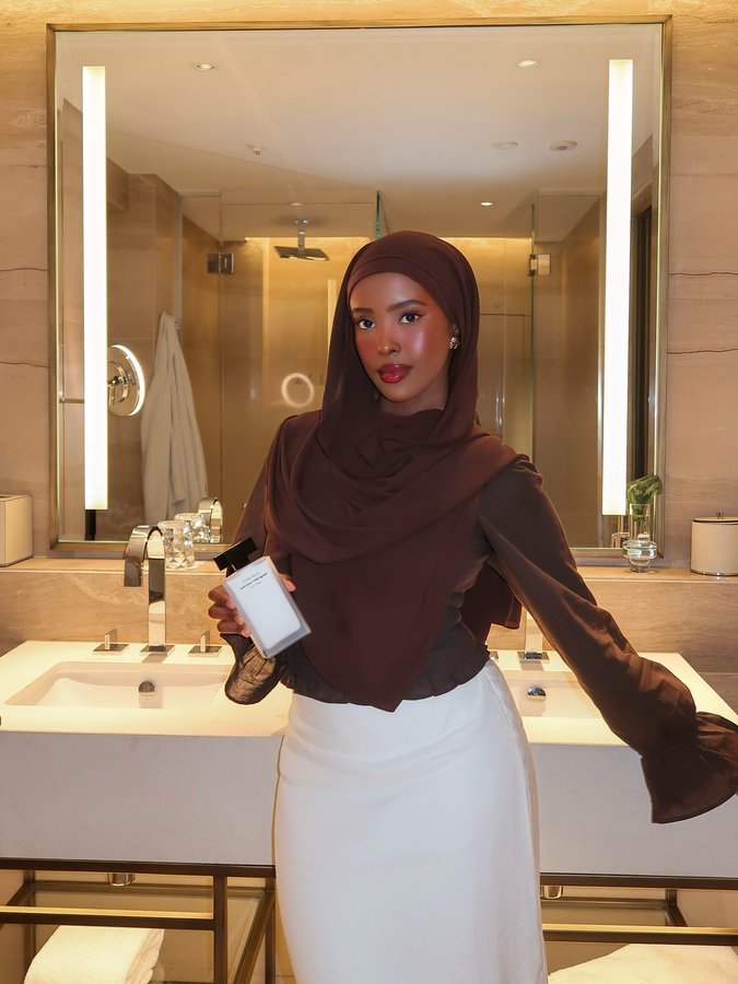 Instagram post by @okayasmin for narciso rodriguez. Caption reads: it smells like summer 🏩🛎️🎀🧖🏾‍♀️🫧 

had the....