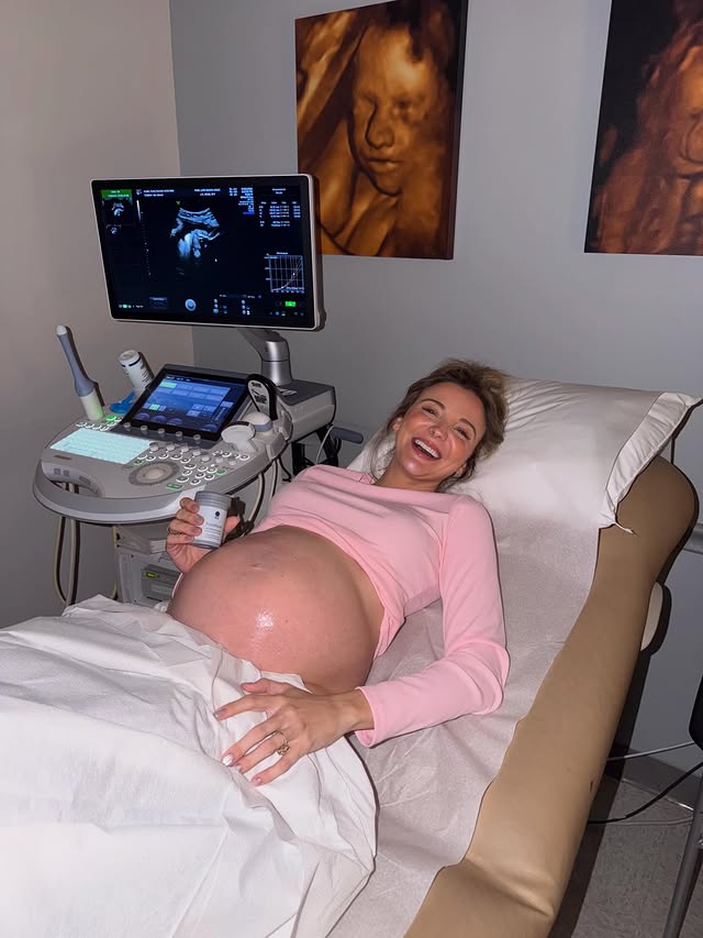 Instagram post by @daniaustin for Ritual. Caption reads: [...] I can’t live without this pregnancy… @ritual....