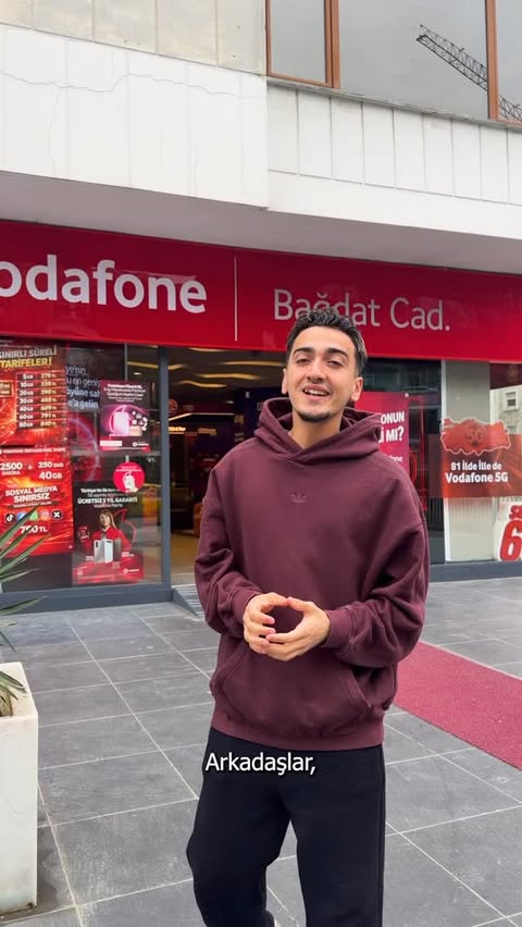 Instagram post by @samettkocabas for Vodafone FreeZone. Caption reads: Çook az kaldı demiştim! ❤️ 1 Nisan itibariyle....