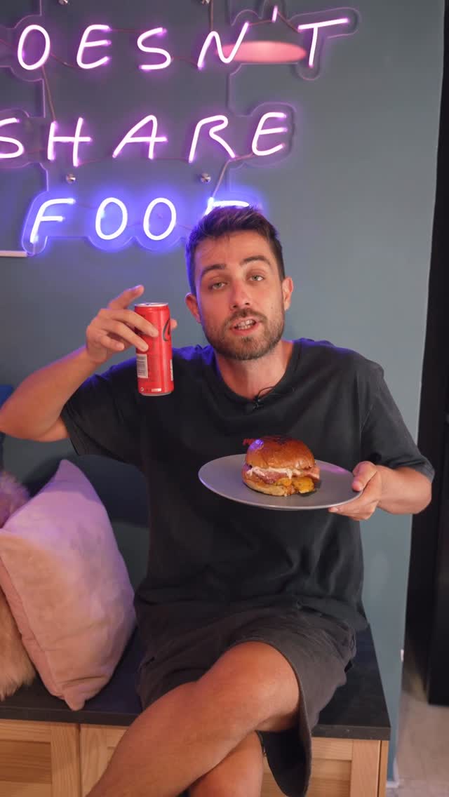 Instagram post by @fipsterr for Coca-Cola Greece. Caption reads: [...] ΜΕΓΑΛΟΣ ΔΙΑΓΩΝΙΣΜΟΣ 🎉 Η @cocacolagreece σε....