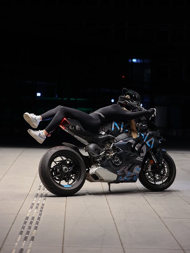 Instagram post by @nanaxyda for Monster Fairings. Caption reads: [...] 👤: @nanaxyda 🤝🏼: @monsterfairings.de /....