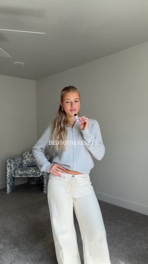 Instagram post by @oliviadaytonn for Nectar Sleep. Caption reads: SHES GOT A KING BEDDD!! Now I need new pillows 👏....