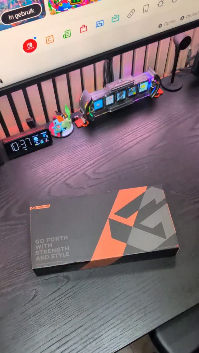 Instagram post by @amauris.rm for GeekShare. Caption reads: Check out this awesome protective case I just got....