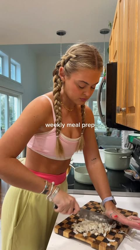 Instagram post by @ashisatthegym for Circulon. Caption reads: [...] you’re cooking most days of the week....