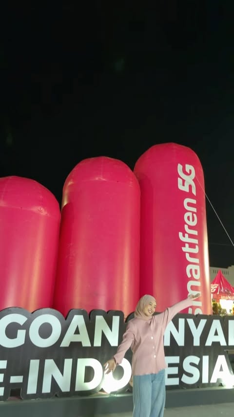 Instagram post by @miadira for Smartfren. Caption reads: SMARTFREN Unlimited 5G emang Jagoan sinyal [...].