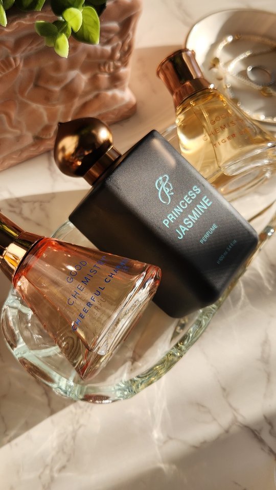 Instagram post by @waves_for_dayzz for DefineMe Fragrance. Caption reads: 𝑯𝒂𝒑𝒑𝒚 𝑵𝒆𝒘 𝒀𝒆𝒂𝒓, 𝑳𝒐𝒗𝒆𝒔!....