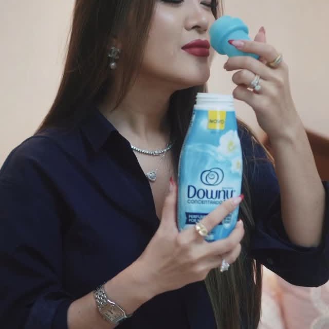 Instagram post by @karolbabadeira for downy. Caption reads: 🧺✨ Tem cheiro que abraça, viu? Downy Brisa Suave....