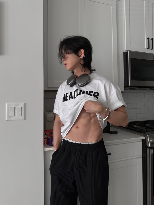 Instagram post by @_jjang.e for boohooMAN. Caption reads: [...] I’m a headliner Tshirt and Pants from....