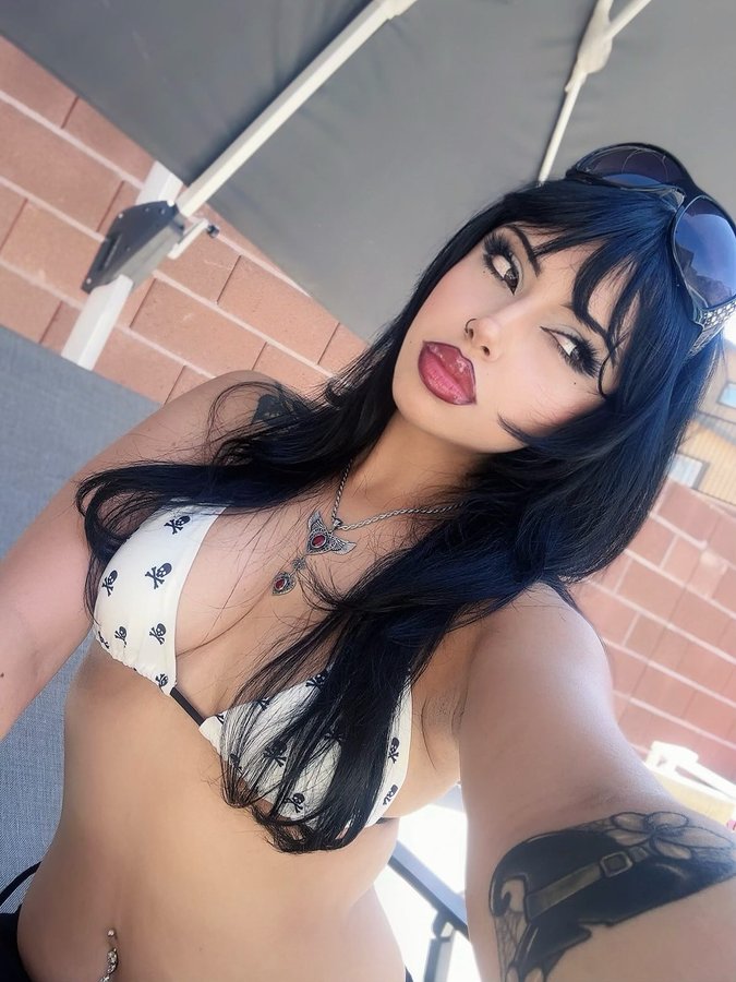 Instagram post by @alexalizzz for YORDY. Caption reads: [...] 𐙚 ̊🍋‍🟩♪⋆.✮
necklace gifted by....