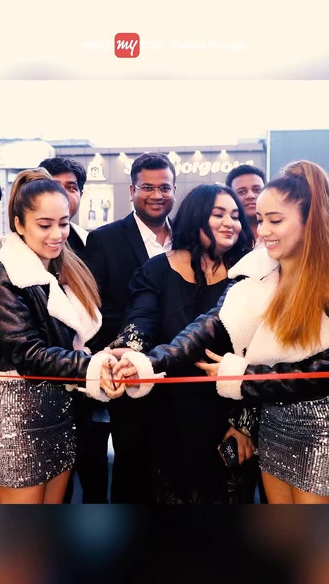 Instagram post by @surabhi.samriddhi for MakeMyTrip. Caption reads: [...] Make my trip’s store in Agra ✨❤️....